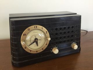 Vintage 1930’s Bakelite Art Deco Telechron 8h59 Clock Radio.  &.