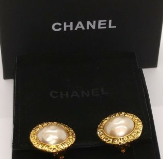 Vintage Chanel Faux Pearl Earrings Clip On (8329)