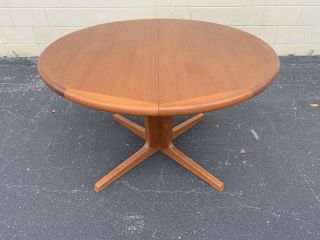 Danish Modern Expandable Teak Dining Table With Two Leafs 2
