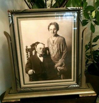 Antique - Arts & Crafts Swing Picture Frame With Picture Of Period Couple.