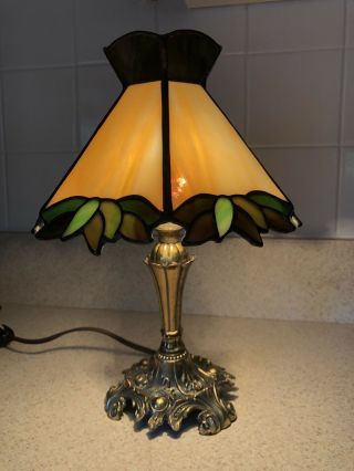 Vtg Small Brass Lamp W/6 Leaded Glass Panel Shade L&l Wmc Green Leaf Cream