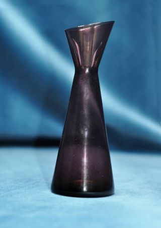 Vintage Mid - Century Modern Purple Glass Vase 7 Inches