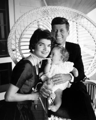 John F.  Kennedy With Wife Jackie Daughter Caroline In 1958 - 8x10 Photo (zz - 128)