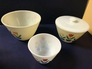 Set Of 3 Vintage Fire King Tulip Nesting Bowls Oven Ware W/7.  5 " Lid -