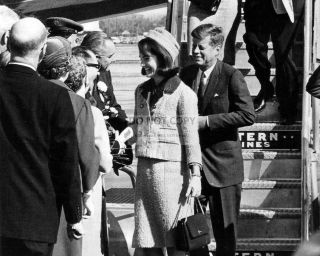 President John F.  Kennedy & Jackie Arrive In Dallas 112263 - 8x10 Photo (ab - 173)