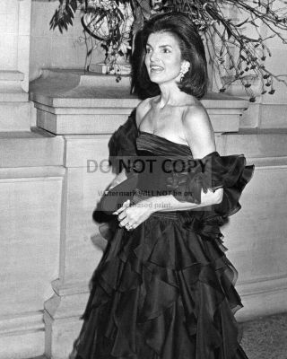 Jacqueline Jackie Kennedy Onassis At An Event In 1979 - 8x10 Photo (bb - 181)