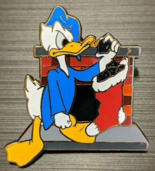 Disney Pin Disneyshopping Christmas Donald Duck Coal In Stocking Pinpics 66279