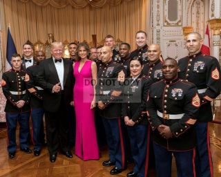 Donald Trump And Melania With Members Of The Military - 8x10 Photo (ab - 350)