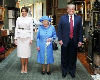 President Donald Trump And Melania With Queen Elizabeth Ii - 8x10 Photo (aa - 894)
