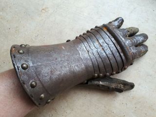 Antique 16th Century Gauntlet Arms And Armour Italian Or Flemish