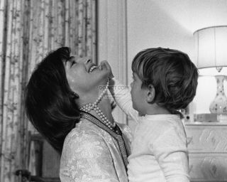 First Lady Jackie Kennedy Plays With John,  Jr.  Aug 1962 - 8x10 Photo (aa - 400)