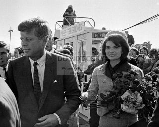 John F.  Kennedy & Jackie At Dallas Love Field 11/22/63 - 8x10 Photo (bb - 600)