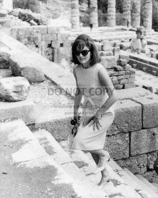 Jacqueline " Jackie " Kennedy Onassis In Greece 1963 - 8x10 Photo (ab - 092)