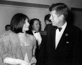 Barbra Streisand With President John F.  Kennedy In 1963 - 8x10 Photo (az026)