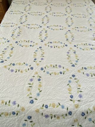 Vintage Hand Quilted Embroidered Daisy Flowers Double Wedding Ring Quilt King