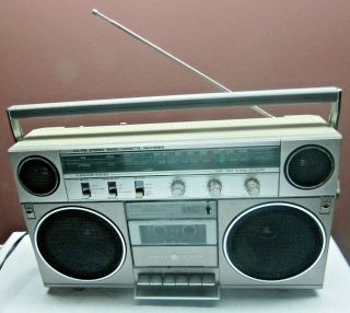 Vintage Ge General Electric 3 - 5257a Am/fm Cassette Boombox Radio