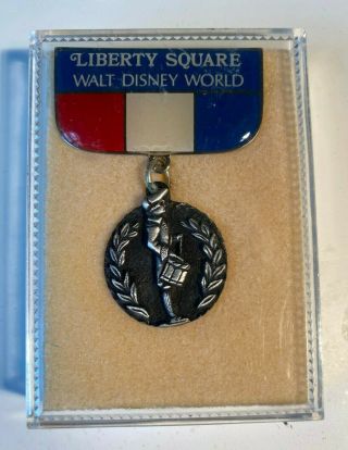 1976 Walt Disney World Liberty Square Fife & Drum Corp Hanging Medal Badge Pin.