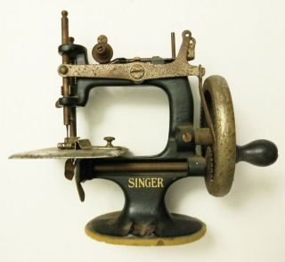 Old Antique Small Singer Childs Handcrank Sewing Machine 20