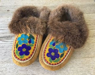 Vintage Native American Indian Moccasins Beaded Leather Fur Felt Trim 10 1/2 "