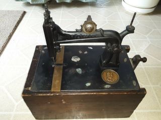 Elias Howe Sewing Machine Company 1872 Cast Iron Early Portable Hand Crank