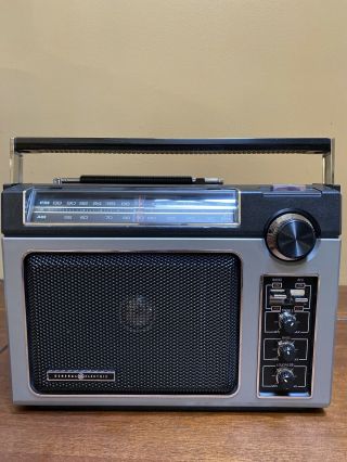Vintage Ge Superadio 7 - 2880b Am Fm Radio Ac/dc General Electric Shape