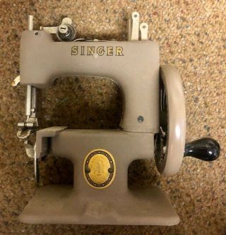 Vintage Singer Sewhandy Childs Sewing Machine Model 20,