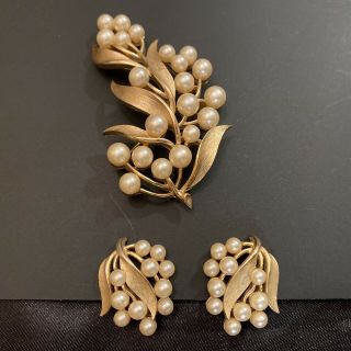 Vintage Crown Trifari Brushed Gold Tone Faux Pearl Leaf Pin Brooch & Earring Set