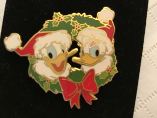 Disney Jds 2001 - Christmas Wreath - Santa’s Donald And Daisy Duck Pin