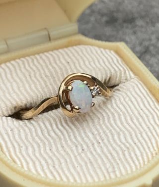 Vintage Estate 14K Gold OPAL Ring with Diamond Accent - 1.  56 Grams - Size 5.  5 2