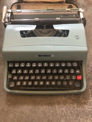 Vintage 1960s Olivetti Underwood Lettera 32 Typewriter With Carrying Case