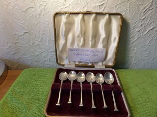 A GOOD CASED SET OF SIX SOLID SILVER TEA/COFFEE SPOONS 2