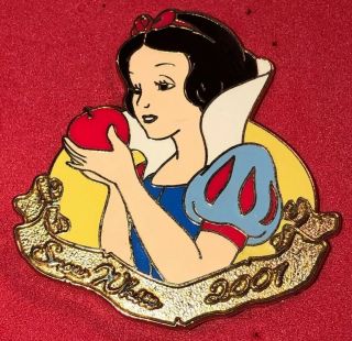 Disney Wdw 2001 Snow White Gift With Purchase Of The Dvd Princess Red Apple Pin
