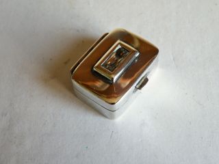 A VINTAGE SILVER PILL BOX WITH CUT CRYSTAL STONE TO LID 2