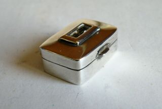 A VINTAGE SILVER PILL BOX WITH CUT CRYSTAL STONE TO LID 3