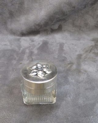 Vintage Sterling Silver Pill Or Snuff Box With Large Raised Flower Heavy 1.  5 Oz