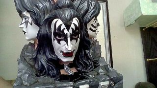 VINTAGE KISS FOUNTAIN 12IN SPENCERS EXCLUSIVE MIB 3