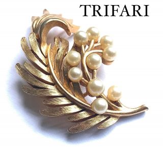 Crown Trifari Pearl Gold Vintage Leaf Brooch Pin