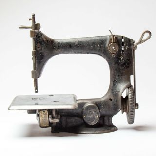 Vintage Singer Sewing Machine Model 24,  Chain - Stitch,  Hat - Making,