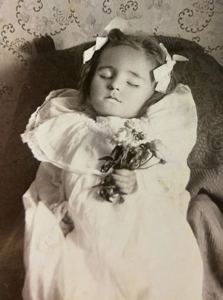 RARE 1880s Post Mortem Photo Young Baby Girl Parent Holding Her Under Blanket 5