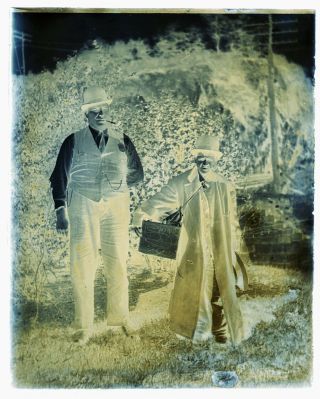 (1) EARLY 1900s ANTIQUE GLASS NEGATIVE - 2 MEN 1 WITH BADGE 1 WITH SHOE SHINE BOX 2