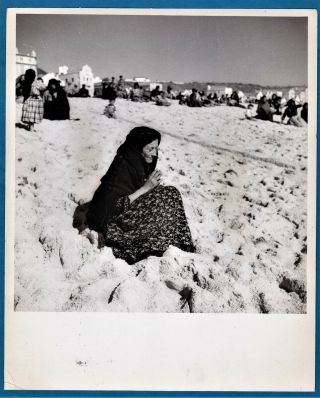 Large Vintage Photo Woman Pray Nazare Portugal Ca 1955 Foto By Pichow