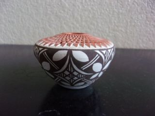 Vintage Pre - Owned Miniature Acoma Seed Pot Signed J & A Roy