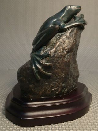 Vintage Brass/bronze Frog On A Polished Granite Rock On Wooden Base Paper Weight