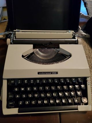Vintage Underwood 255 Portable Typewriter W/hard Case Vintage Conditio