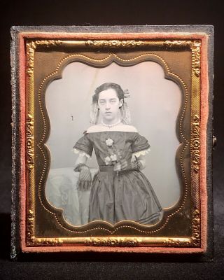 1/6 Plate Daguerreotype - 3/4 Length Of A Pretty Girl Holding Flowers - 1/2 Case