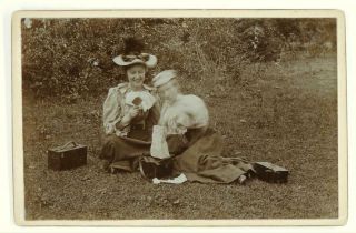 Great Candid Cabinet Card Photo Two Girls & 1890s Box Cameras Kodak Blair Boston