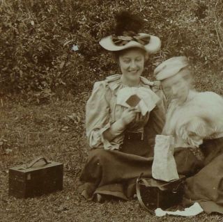 Great Candid Cabinet Card Photo Two Girls & 1890s Box Cameras Kodak Blair Boston 2
