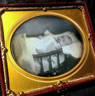 1850s Poignant Post Mortem 1/6 Plate Dag Baby In White Laying In Crib