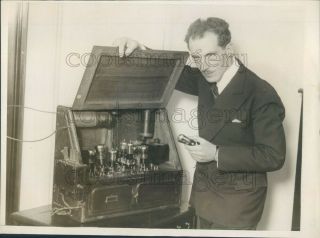 1930 Press Photo Leo Theremin Holding Tube 1930s