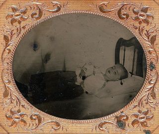 Post Mortem Young Child In Bed Deceased Death 1/6 Plate Tintype T163